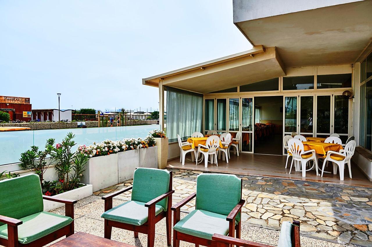 Hotel Caesar Bed And Breakfast Milano Marittima Exteriör bild