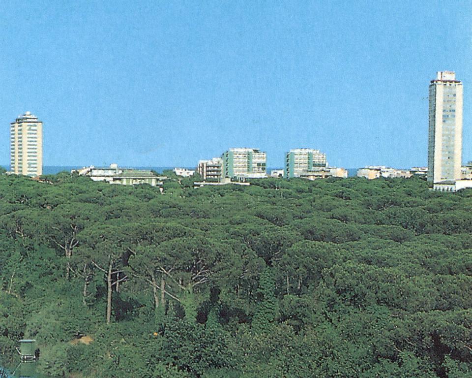 Hotel Caesar Bed And Breakfast Milano Marittima Exteriör bild