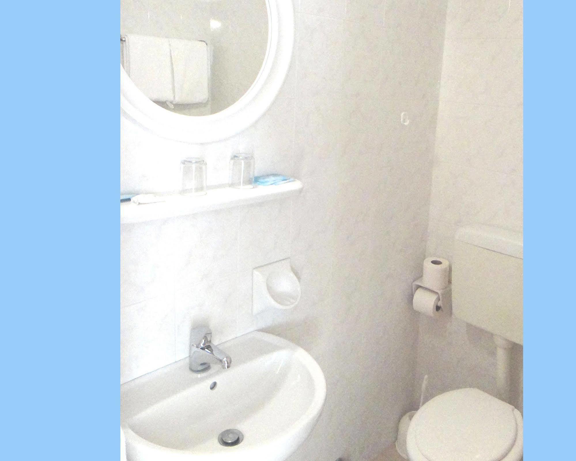Hotel Caesar Bed And Breakfast Milano Marittima Exteriör bild