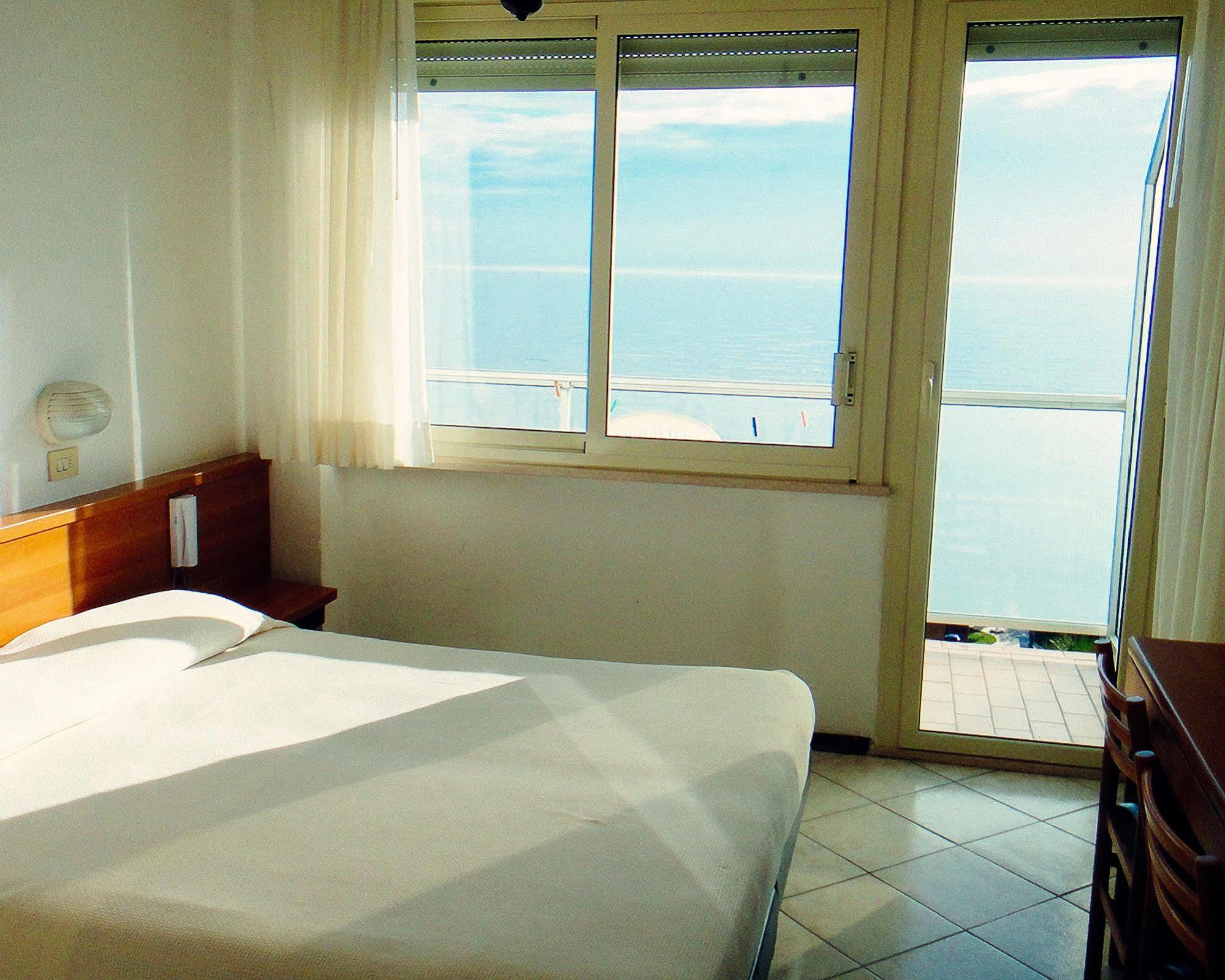 Hotel Caesar Bed And Breakfast Milano Marittima Exteriör bild