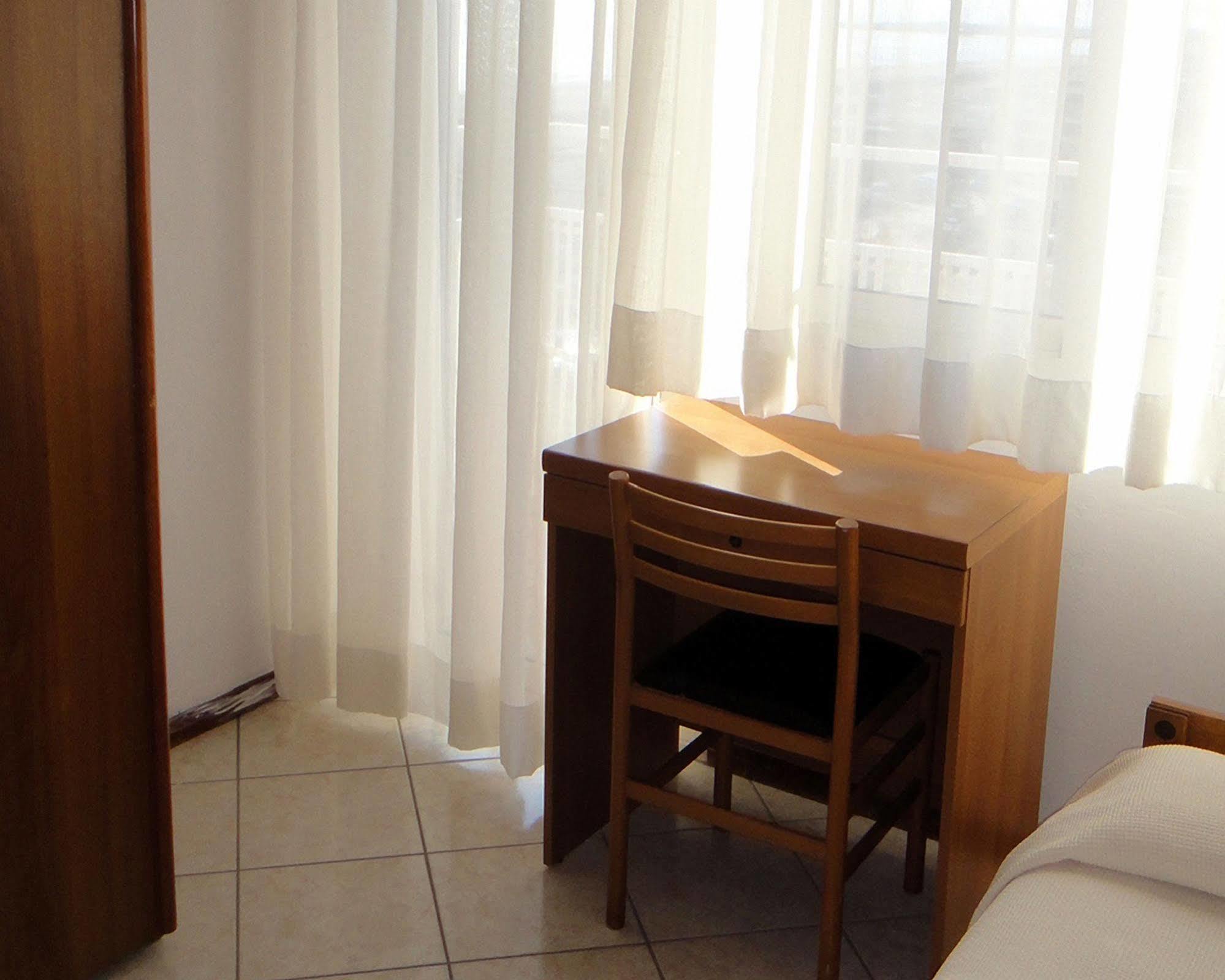 Hotel Caesar Bed And Breakfast Milano Marittima Exteriör bild