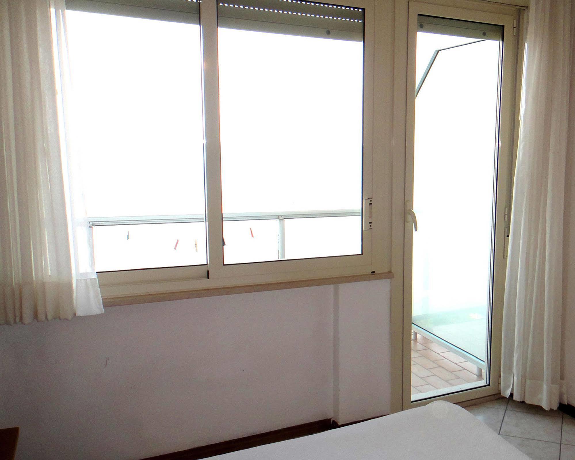 Hotel Caesar Bed And Breakfast Milano Marittima Exteriör bild