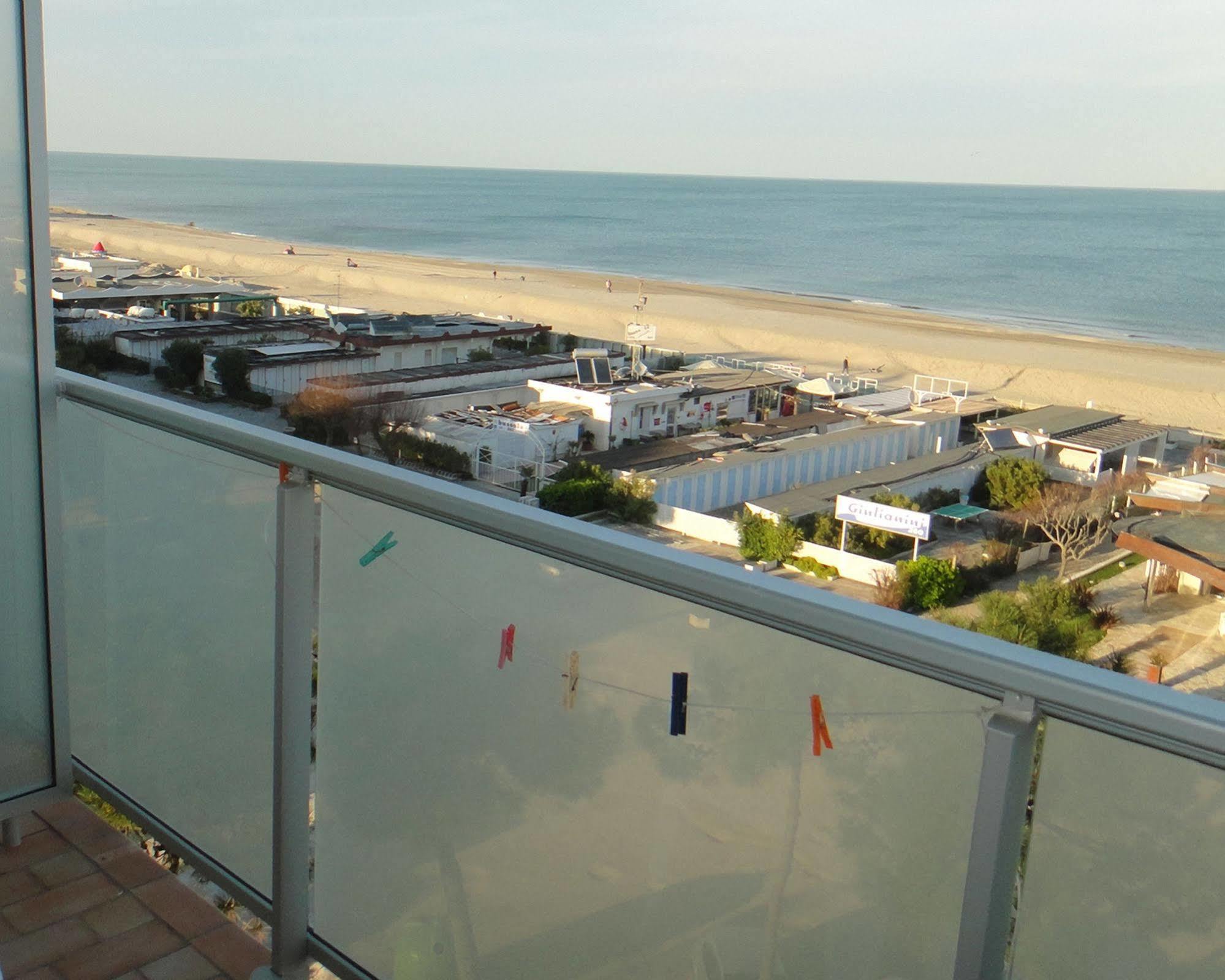 Hotel Caesar Bed And Breakfast Milano Marittima Exteriör bild