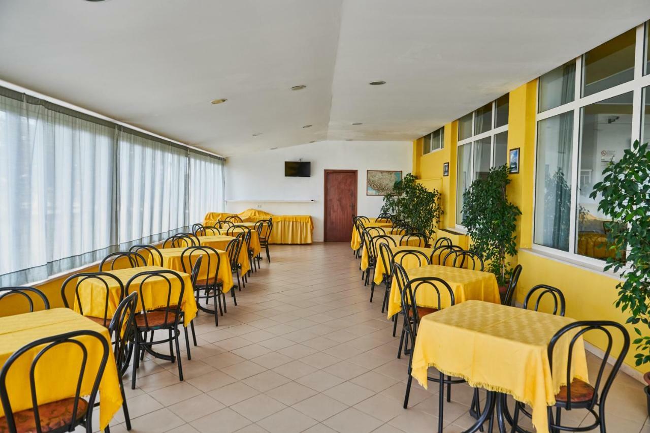 Hotel Caesar Bed And Breakfast Milano Marittima Exteriör bild