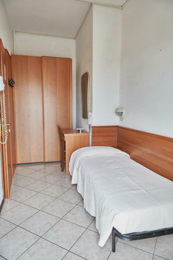 Hotel Caesar Bed And Breakfast Milano Marittima Exteriör bild