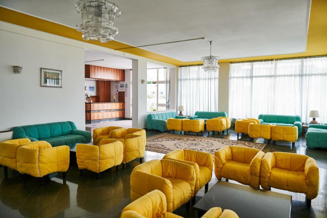 Hotel Caesar Bed And Breakfast Milano Marittima Exteriör bild