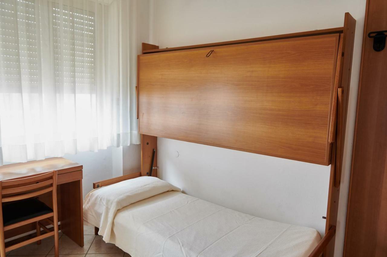 Hotel Caesar Bed And Breakfast Milano Marittima Exteriör bild