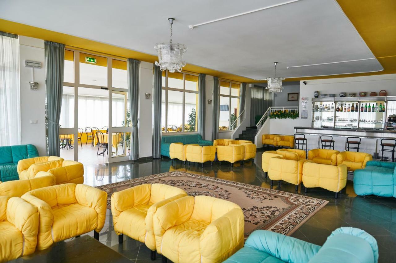 Hotel Caesar Bed And Breakfast Milano Marittima Exteriör bild