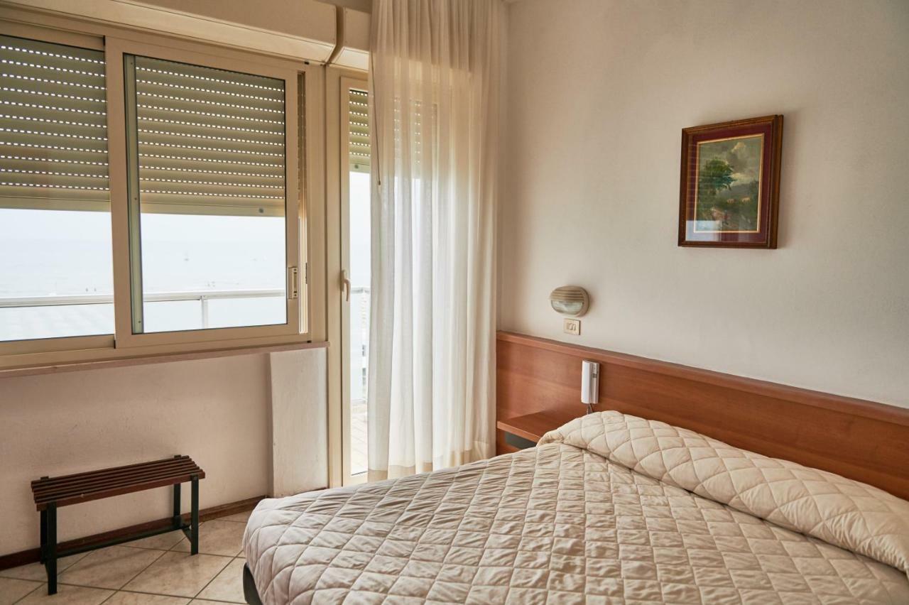 Hotel Caesar Bed And Breakfast Milano Marittima Exteriör bild