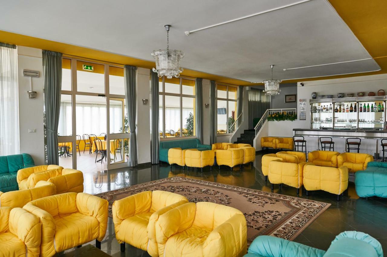 Hotel Caesar Bed And Breakfast Milano Marittima Exteriör bild