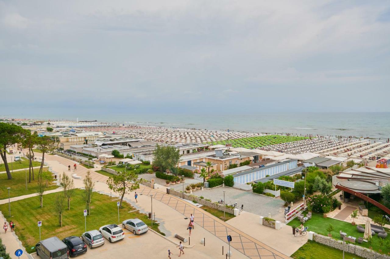 Hotel Caesar Bed And Breakfast Milano Marittima Exteriör bild