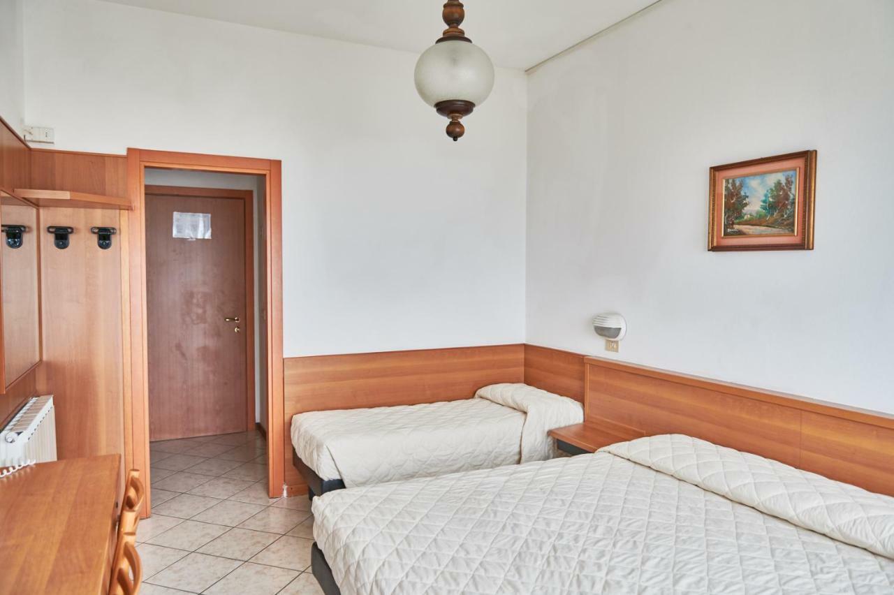 Hotel Caesar Bed And Breakfast Milano Marittima Exteriör bild
