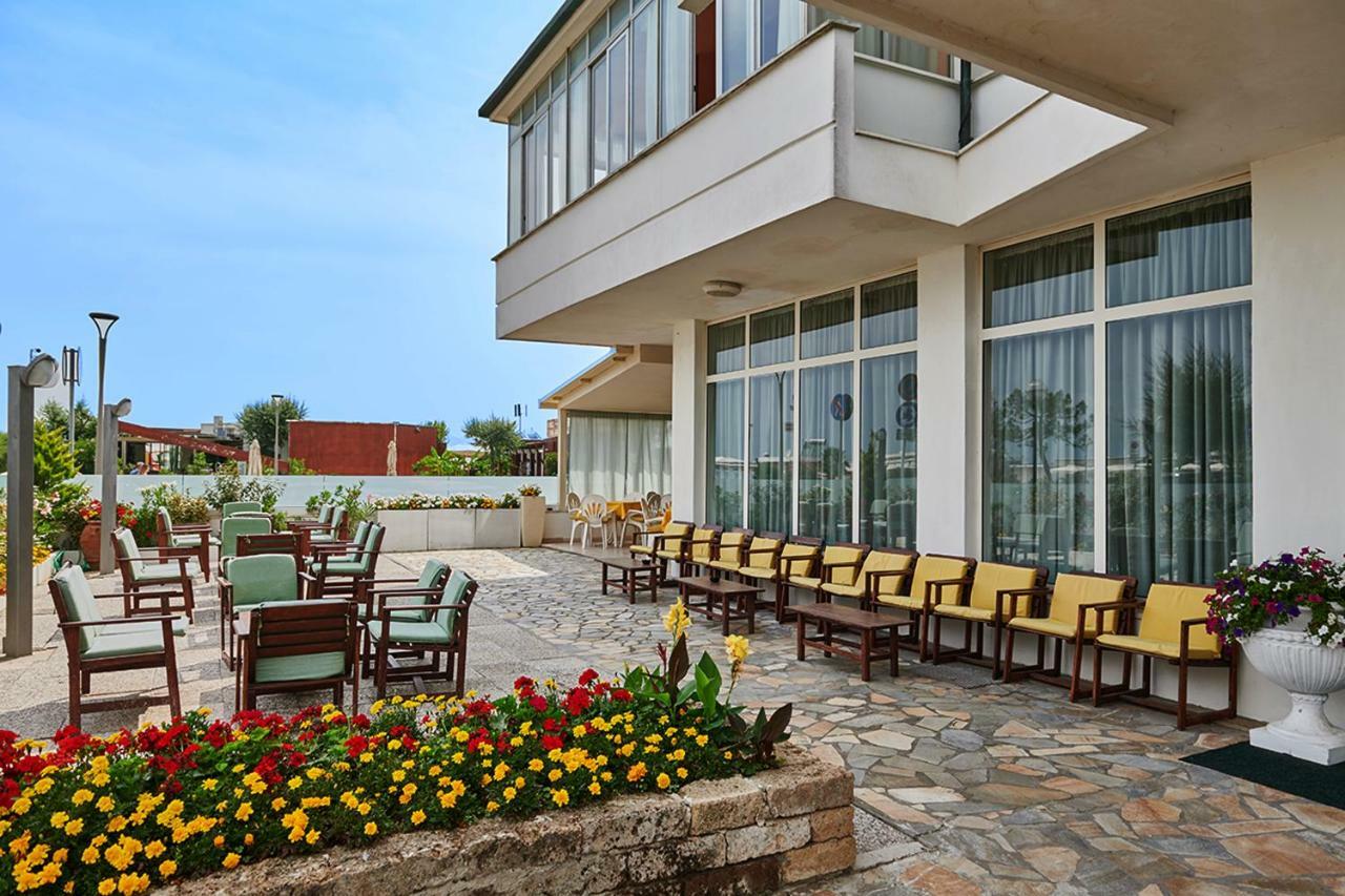 Hotel Caesar Bed And Breakfast Milano Marittima Exteriör bild
