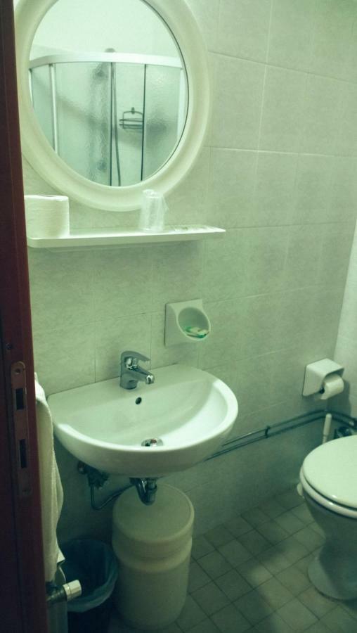 Hotel Caesar Bed And Breakfast Milano Marittima Exteriör bild
